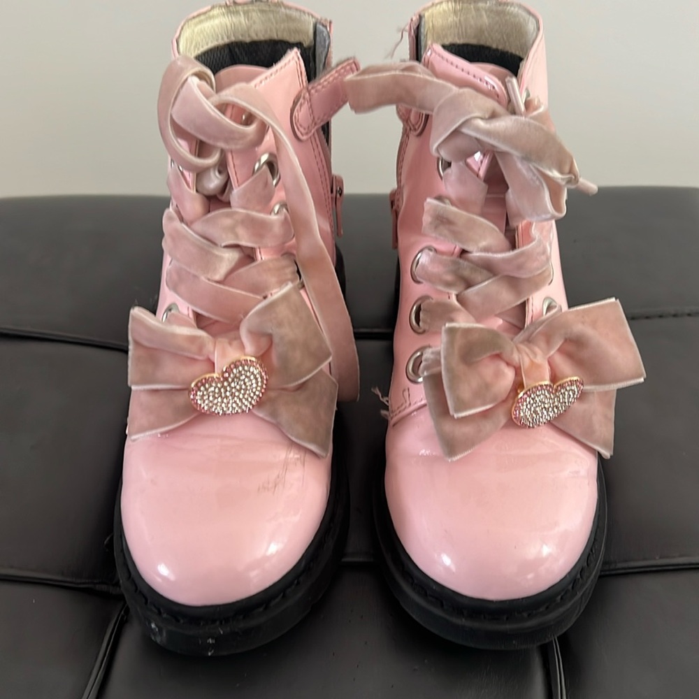 Girls pink boots . Size 32 in great condition